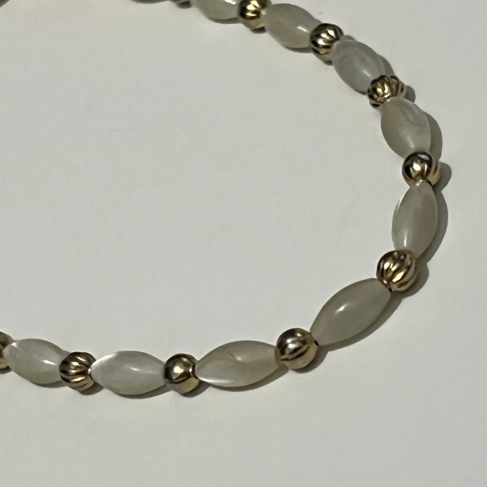 Elegant Gold and pearlescent Cream Beaded Bracelet‎ minimalist